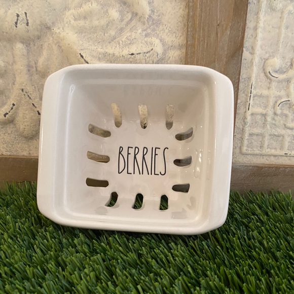 Rae Dunn “RINSE” & “Berries” Ceramic Baskets Brand new! - Picture 4 of 6